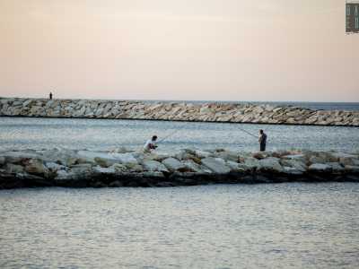 Del resto il mare ora � parzialmente �chiuso� da file di frangiflutti, che a sentire i residenti proteggono per� ben poco da maestrale e tramontana